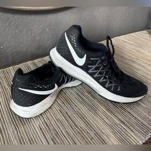 NIKE Air ZOOM Pegasus 32 Black and White 8.5 athletic shoes.